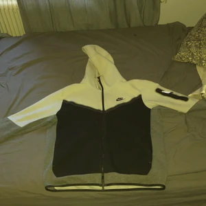 Nike tech hoodie storlek l men passar m också - Säljer min multe tech hoodie i gott skick inte använd så många gånger priset kan diskuteras 
