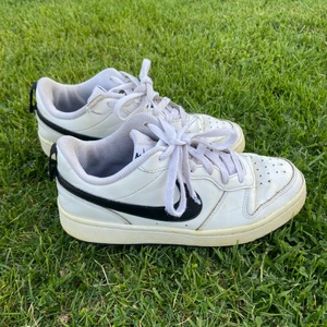 Nike skor🤍 - Sneakers från Nike, storlek 37,5. Väl använda men fortfarande i bra skick. Passar inte längre men går att tvätta så det gula blir till den ordinarie vita färgen, enkelt att göra😊