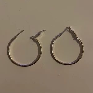 Örhängen - Simpla silvriga hoop-örhängen. Tveka inte att skriva om du undrar något<3