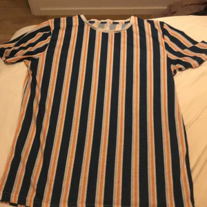 Randig tshirt, BOHOO MAN - Endast provad! Mycket fint skick. Storlek M