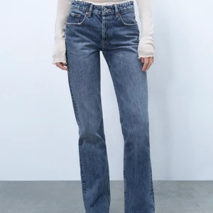 Zara mid waisted jeans  - Nu säljer jag mina fina zara jeans som är helt slutsålda. De är en aning små för mig och bara använda en gång. De är alltså i nyskick. Postar spårbar frakt eller möts upp i Stockholm.💗💗
