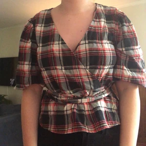Mönstrad blus!  - Rutmönstrad blus med puffärm och justerbart band i midjan! Aldrig använd. 