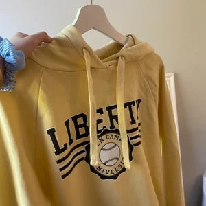 Hoodie - Hoodie från Gina Tricot. Storlek M