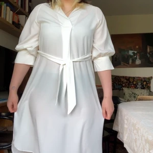 Vit klänning perfekt till studenten! - Vit klänning från Winston och Elle i superskönt material! Perfekt klänning till studenten eller bara sommaren :+) Den är härligt luftig men har en väldigt bra passform! Skulle säga att den är L men passar även mindre eller lite större och kan bäras som oversize den är helt enkelt väldigt storleksvänlig!