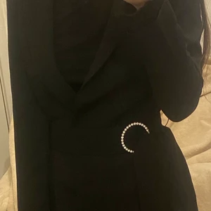 Kavaj/kappa - Säljer en svart kavaj/kappa. Helt ny. Pris kan alltid diskuteras!