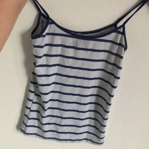 Säljer linne från Zara - Säljer detta fina linne från Zara, sömmen nere vid ryggen är lite loss men de går enkelt att sy säjälv det är inget som syns när man har den på sig.