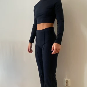 Set - Marinblått glittrigt set. Finns dragkedja på baksida av både byxa och topp. Linn ahlborgs design för några år sedan. Byxorna är i en rak modell och går hela vägen ner till fötterna på mig som är 175. Settet säljs ihop