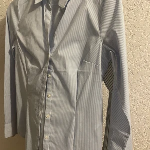 Blus  - Säljer dm blus. Den superfint, som ny och kommer inte till användning lägre. Väljer att sälja den. Köpare står för frakt. Kan mötas upp i Stockholm. Storlek 38