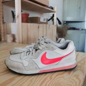 Klassiska nike - Klassiska nikeskor säljes då de blivit för små för mig. Något små i storlek. Kolla mina övriga annonser. Har många skor ute just nu. 