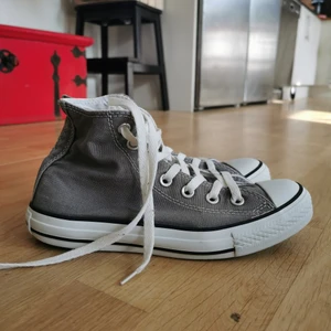 Grå converse - Säljer mina favvoskor då de blivit för små. Har spruckit lite på båda skorna men är limmade så syns knappt. Har också en mindre reva i tyget, se bild. Kolla mina övriga annonser. Har många skor ute just nu. 