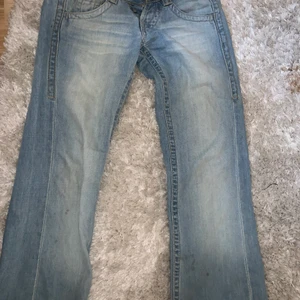 Diesel jeans - Diesel jeans från second hand butik jätte snygga och sitter jätte bra men har blivit lite för små🌷💕🥂💐❤️
