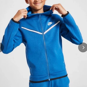 Nike tech - Jag säljer min Nike Tech. Jag köpte den för 950 kr och jag säljer för 580kr. Jag har använt 3 gånger. Storlek  är 15 år. 