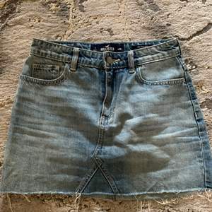 jeanskjol från hollister som använts fåtal gånger med slitningar längst ner och fickor fram och bak  kan fraktas 💜