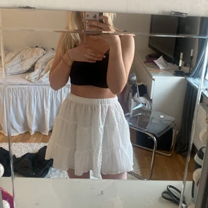 Kjol - Säljer pga att den aldrig kommit till användning, endast testad, så den är som nyskick 💕 väldigt stretchig midja så passar allt från xs-m