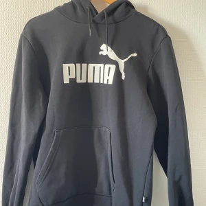 Tröja  - En svart gift med stort vitt puma text. 