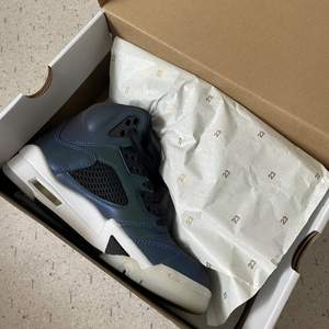 Air Jordan 5 köpta på Sneakersnstuff. Knappt använda och i fint skick. Reflekterar i blixt 