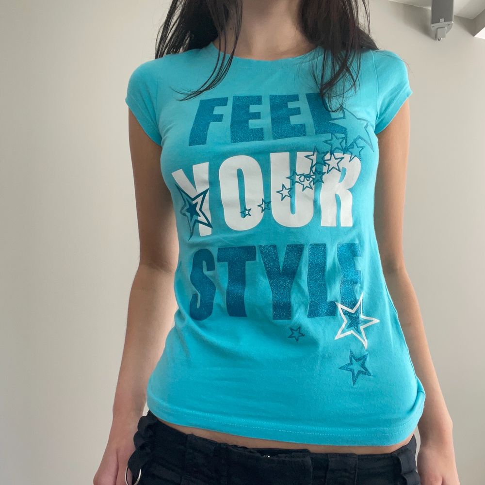 Så söt 00s t-shirt med glittrig text, tryck och stjärnor😍😍 Dam storlek Xs! I nyskick! Frakt 13kr💋. T-shirts.