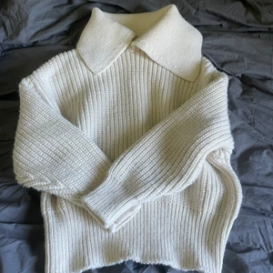 Stickad tröja  - Säljer denna fina stickade tröja från hm, jättefin nu i sommar över en klänning🥰köparen står för frakt 