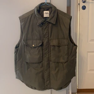 Väst från Zara - Super fin väst från zara i en mörkgrön färg, strl L så den sitter lite oversized. Mycket bra skick!