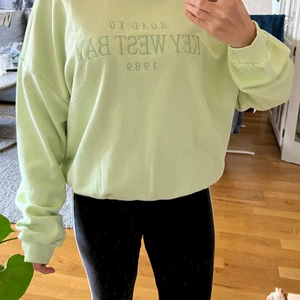 Sweatshirt från Nelly  - Tröja från Nelly oanvänd med lapp kvar storlek M