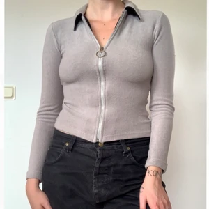 Frotté-topp i strl s. - Frotté-tröja med dragkedja från Pierre Verdouq. Köpt secondhand, strl S. Passar xs-m då den är stretchig. Fin öppen som stängd 🌼