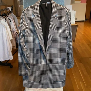 Kavaj  - Svartvitt mönstrad kavaj, knappt använd och i bra skick. 