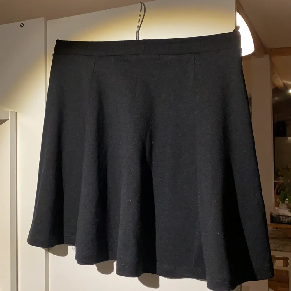 3 pack med skaterkjolar: vinröd, grå och svart.  Den svarta kjolen från BikBok och resten från H&M . Kjolar.