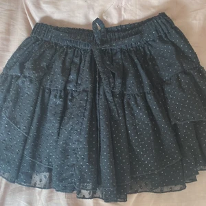 Svart kjol - Säljer min svarta kjol från ”how to kiss a frog” då den inte längre kommer till användning. Den är i storlek xs/s. Säljer för 250kr då den är köpt för 500kr.