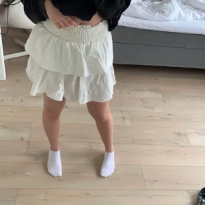 Vit volangkjol! - Jättefin volangkjol från Shein som tyvärr inte kommer till användning. Aldrig använd alltså inga defekter på den. Stolek XS/S 