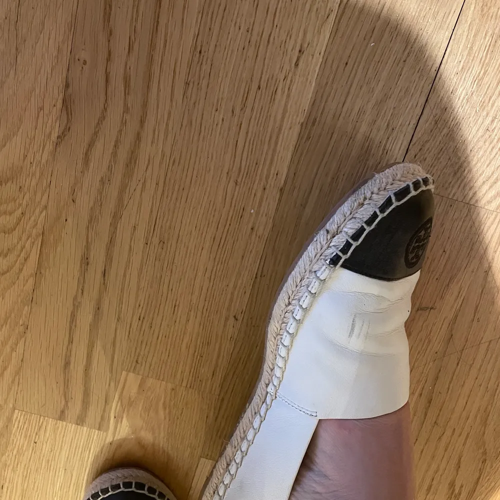 tory burch espadrilles/sandals i benvit och svart färg med märket längst fram. Lite slitage, se sista bilden, annars fint skick!. Skor.