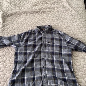 Lee flannel - Det är grå svart flannel från Lee, denna fick jag tag på carlings och det enda exemplaret då. Säljer den pga den passade mig inte riktigt. Använd få gånger, otroligt bra skick. Sällsynt flannel(finns ej på Lee sida)