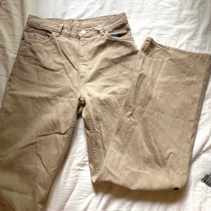 Beiga Monki Jeans - Säljer ett par beiga jeans från monki, köpta på sellpy men alldeles för stora på mig tyvärr :( Storlek 28, 37cm rakt över midjan. Står ej modell men liknar Yoko. Postas spårbart eller hämtas i slussen.