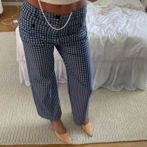 Rutiga kostymbyxor  - Säljer mina blå rutiga kostymbyxor från & other stories. Hör av dig om du har frågor eller vill köpa!🌸🌺🌸🌺  Säljer pga flytt