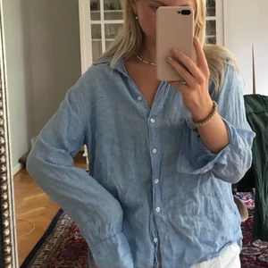 Blå linneskjorta  - Knappt använd blå linneskjorta, storlek 34 men sitter oversized på en S