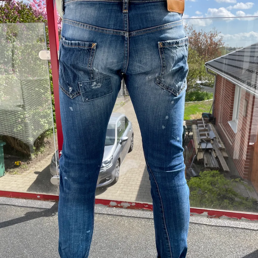 DSQUARED2 Jeans i storlek 48. Slim fit. Modellen är 175 cm lång. Nypris: 5000 kr. I mycket bra begagnat skick. Hålet på vänster ben fram är något slitet. Annars som nya utan skavanker.. Jeans & Byxor.