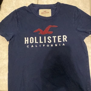 Hollister  - T-shirt från hollister i storlek S, använd få gånger, bra skick
