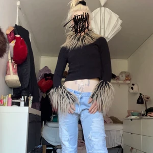 Vintage tröja - Vintage stickad tröja med pälsdetaljer. Så snygg!!! Men kmr inte till användning längre. Väldigt stretchig så tror den skulle passa allt från Xs-M💖 bra skick!!!