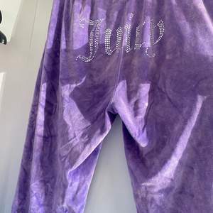 Säljer dessa lila juicy couture byxor från zalando dom har tappat 2 paljetter där bak och är klippta längst ned för dom var för långa för mig