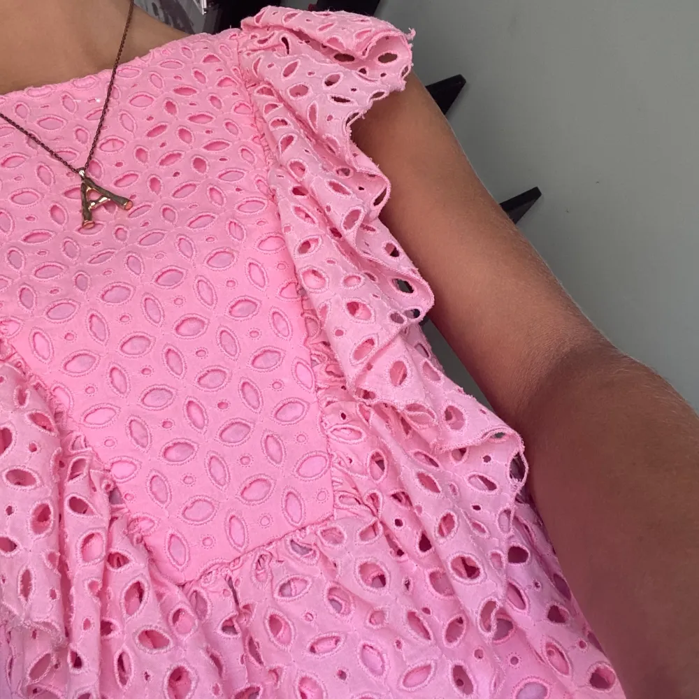 Denna volangklänning är så fin i en supersnygg rosa färg, storlek 152 på barn men skulle säga att den passar upp till 1,65 ungefär!. Klänningar.