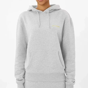 Axel arigato hoodie - Trademark hoodie. Använd 2-3 gånger totalt, guldfärgad logga och liten i storleken. Nyskick.
