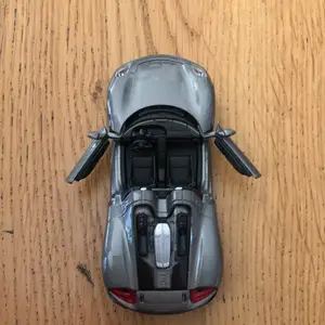 Jag säljer en liten leksaksbil i märket ”Porsche” eftersom den inte längre kommer till användning. Man drar bilen bakåt för att den ska skjutas fram och köra.