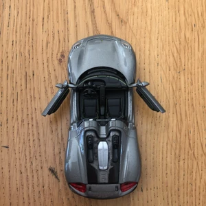Liten leksaksbil - Jag säljer en liten leksaksbil i märket ”Porsche” eftersom den inte längre kommer till användning. Man drar bilen bakåt för att den ska skjutas fram och köra.