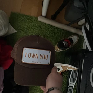 John Hatter Keps ”I own you” - Skick 8/10 slitage på grund av användning. Möts upp eller så betalar köparen för frakten. Har tyvärr inget kvitto eller låda men kepsen är köpt på NK. Hör av dig vid frågor tar även byten.