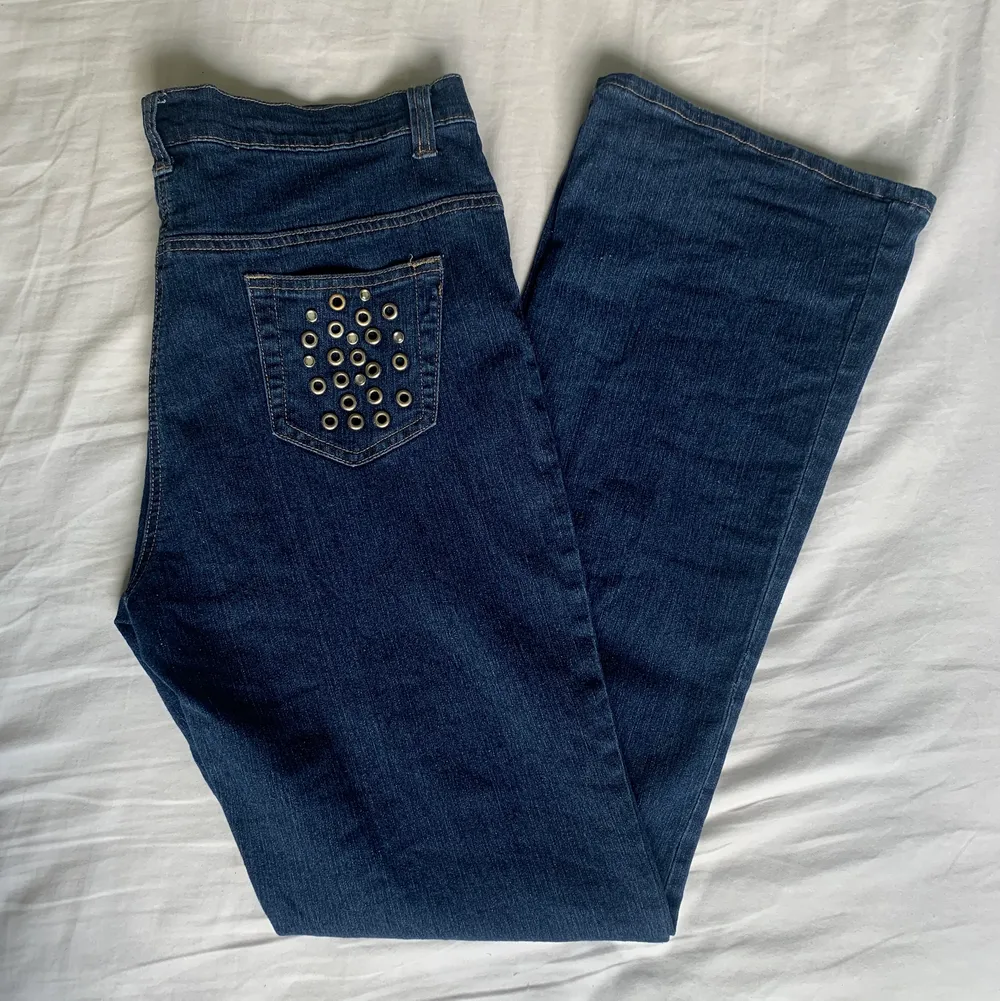 Blå bootcut midwaist jeans med fina detaljer på bakfickorna!💙 Storlek 44! . Jeans & Byxor.
