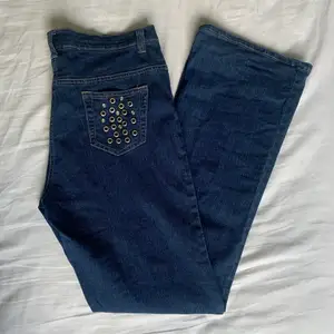 Blå bootcut midwaist jeans med fina detaljer på bakfickorna!💙 Storlek 44! 
