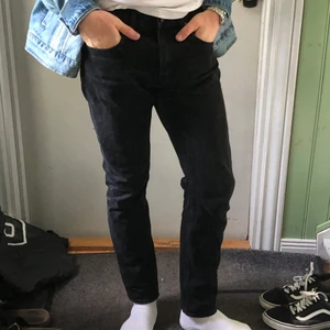 Svarta jeans  - Det är raka byxor som funkar till det mesta. Stilrena och skick 8/10