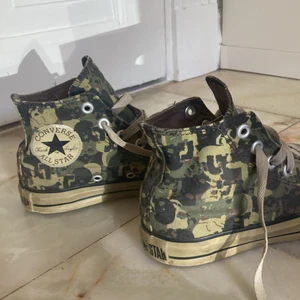 Converse i kamouflage mönster!!  - Coola converse i storlek 35, men tror även de skulle passa 36.  Lite slitna, men i ganska bra skick.  Frakt tillkommer! Hör av er vid intresse !  💕💕