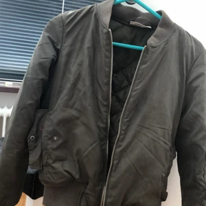 Bomber jacka  - Ganska använd, men en väldigt snygg jacka!!