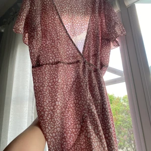 Superfin omlott klänning! - En SÅÅÅ fin omlott klänning! I strl S frakt på 45kr