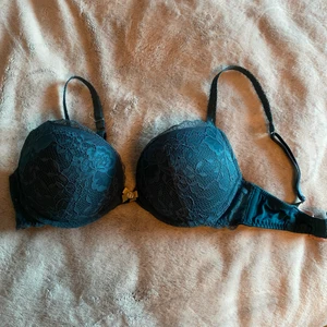 bh push up  - Skitsnygg bh från hunkemöller i en teal-färg (blågrön)🧡 Storlek 70D! Push up modell!! Nypris 349kr, säljer för 100kr + frakt! 